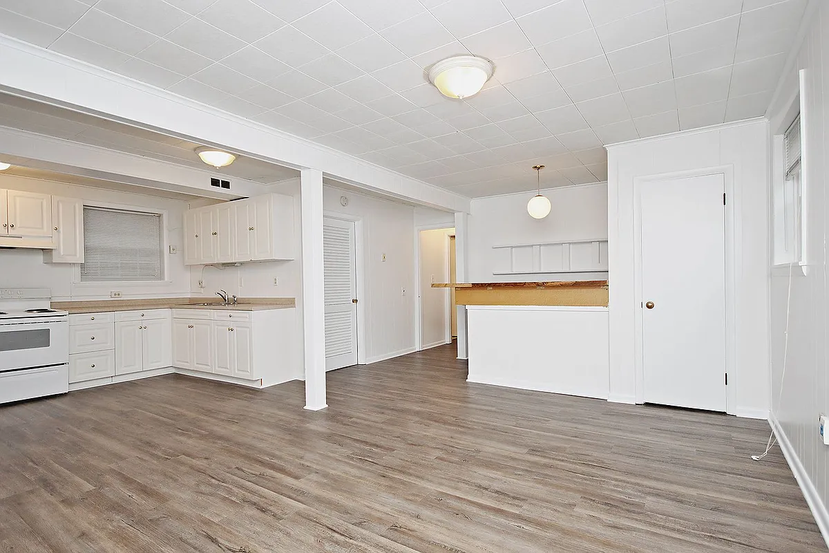 Building Photo - 2423 Sunset Rd #B