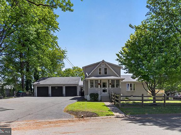 2nd image of 803 Woodland Ave