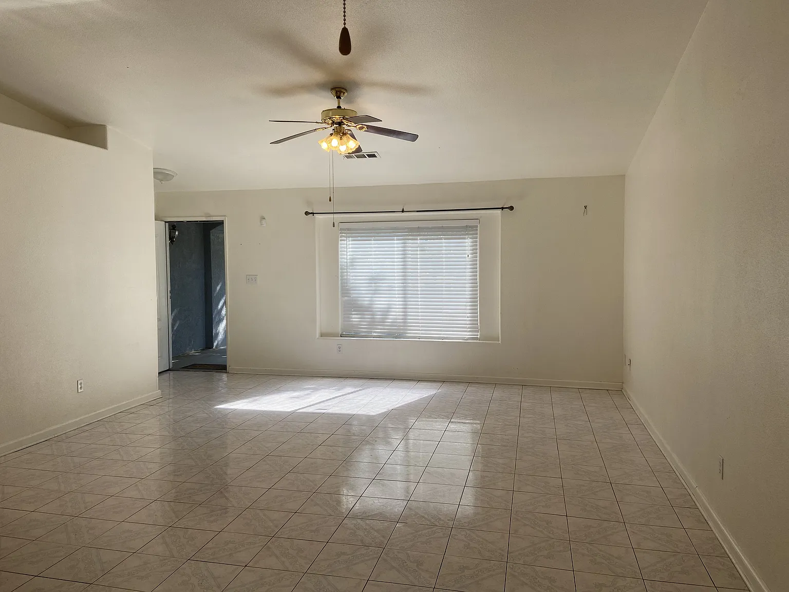 Charming 4 Bedroom 2 Bath Home in the Southwest — Photo 2