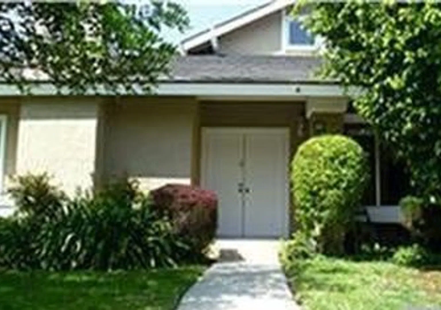 Welcome home to this 2 story end unit 3 bedroom 2 bath located in the heart of Irvine — Photo 3