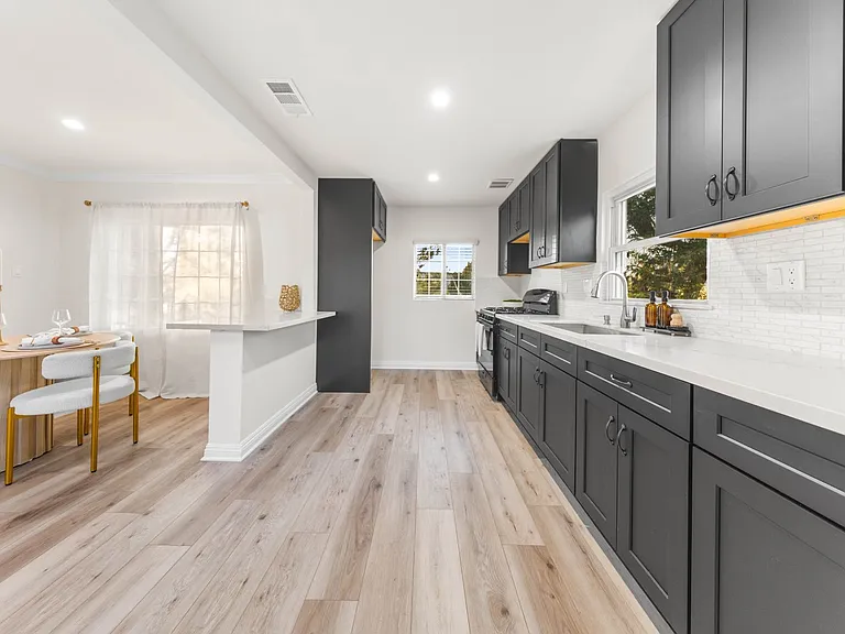 10554 Plainview Ave — Photo 9