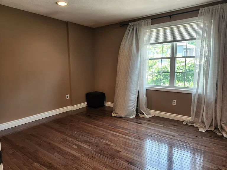 129 Lowell St #4 — Photo 26