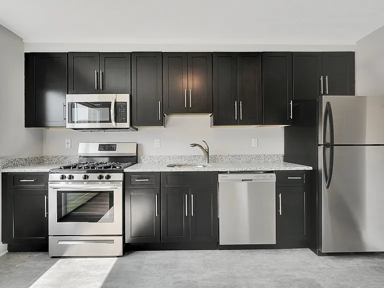 21 Clinton Ave — Photo 16