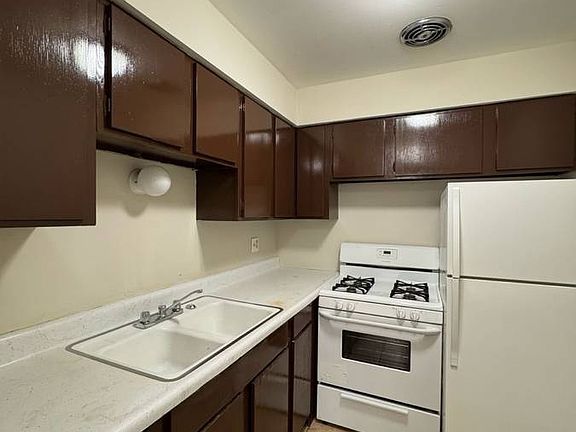 2nd image of 5917 N Kenmore Ave APT 331