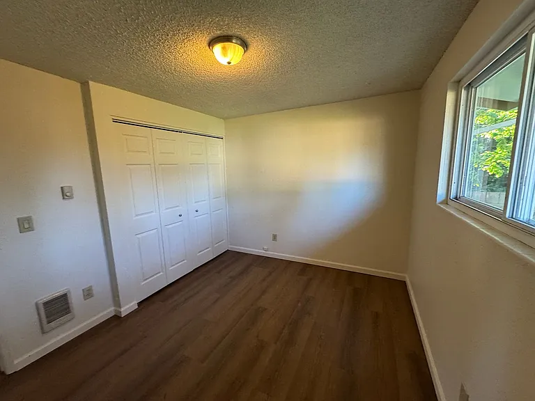 120 SE Salmon St — Photo 28