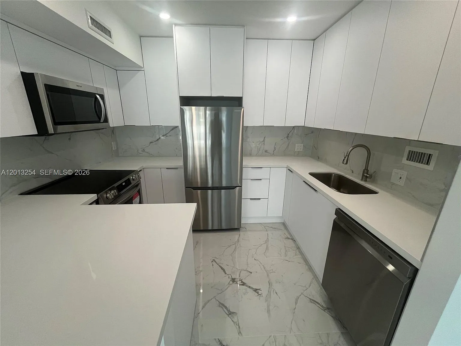 Alexander Towers Condo — Photo 2