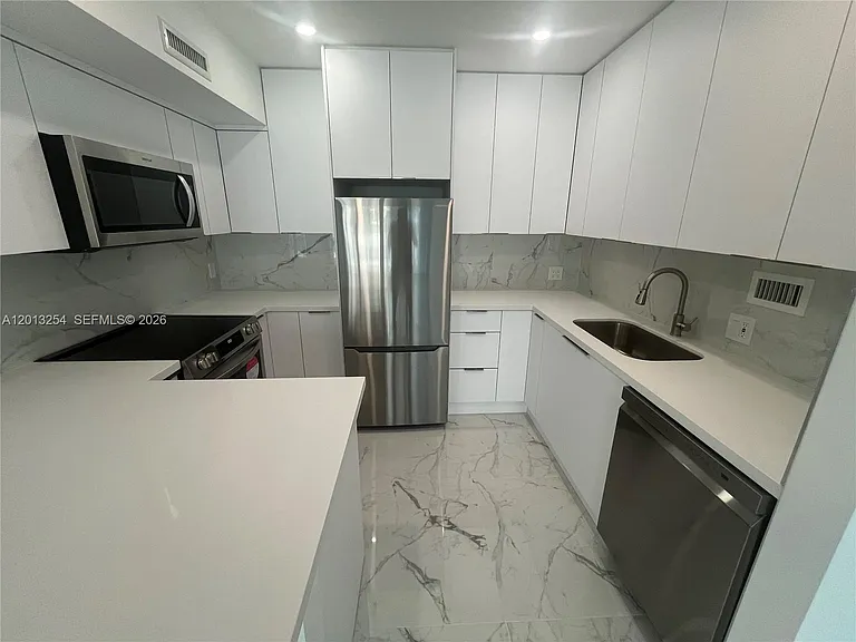 3505 S Ocean Dr #210 — Photo 2