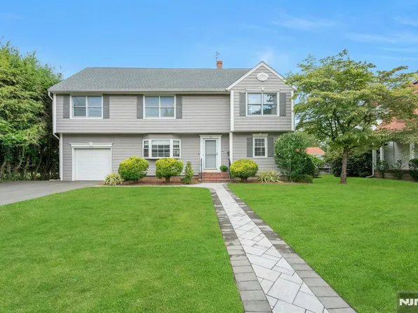 39 Pershing Pl, Cresskill, NJ 07626