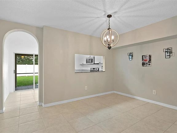 4th image of 547 Kensington Lake Cir