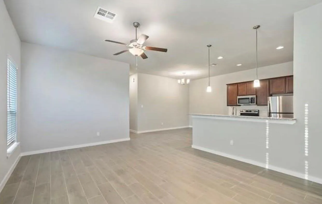 3 bed, 2.0 bath, 1287 sqft, $1,695 — Photo 3