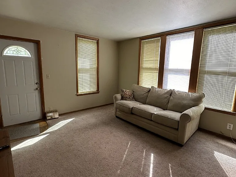 440 Summit Ave — Photo 2