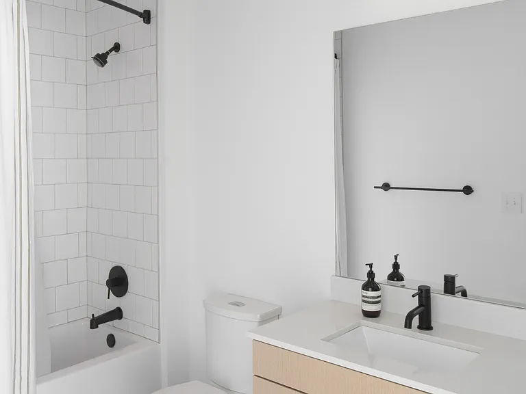 Emmi Midtown — Photo 27