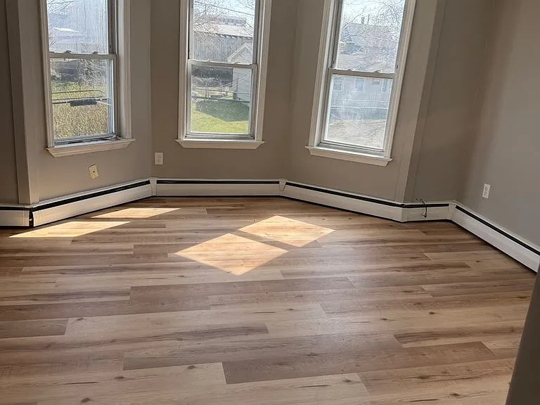 16 Maple St — Photo 5