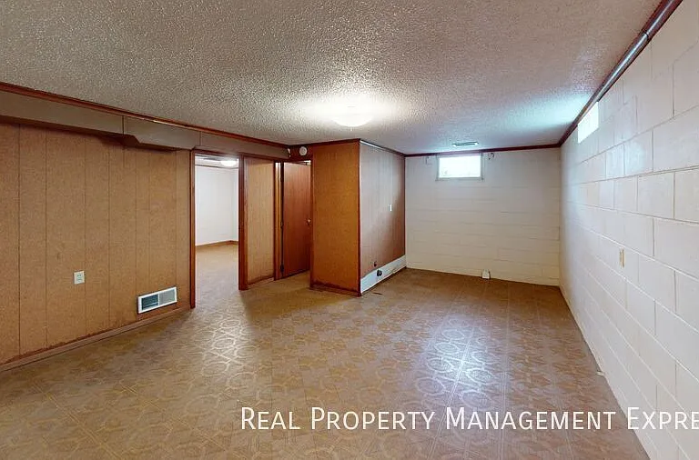 2200 W 39th St — Photo 11