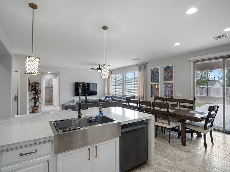 8753 W Lamar Rd — Photo 2