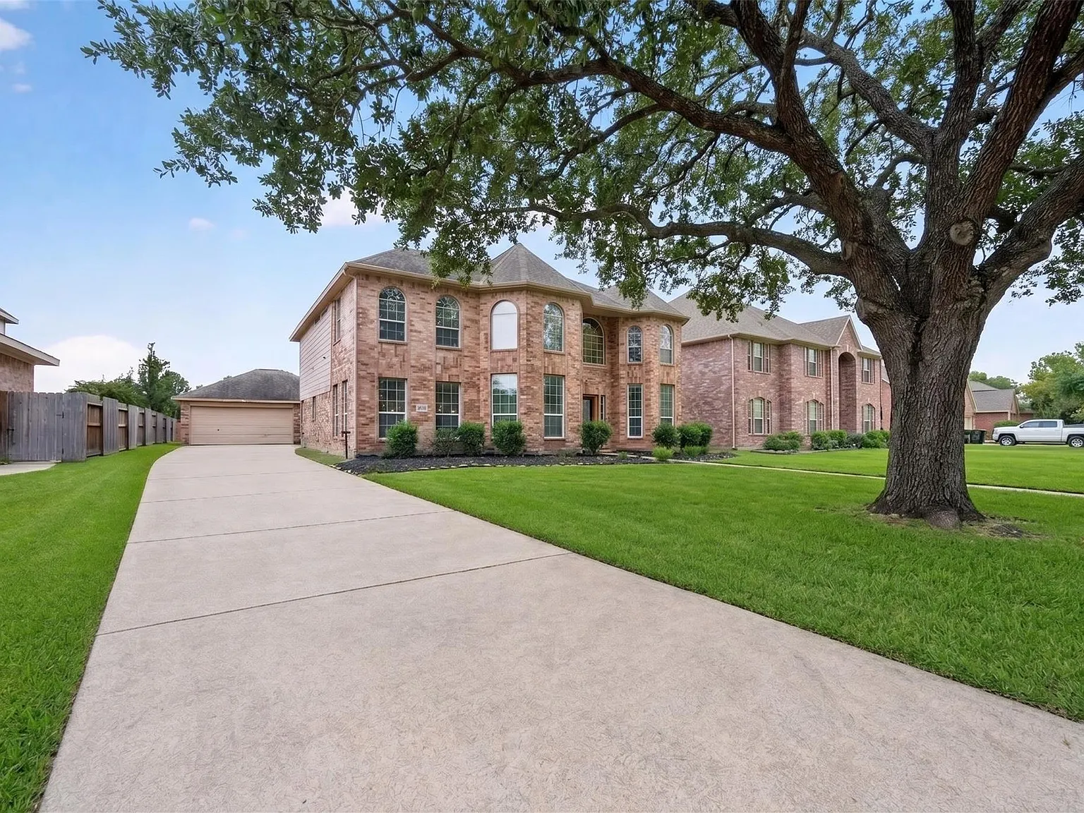 6 bed, 4.0 bath, 4102 sqft, $3,500 — Photo 2
