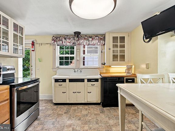 5th image of 208 Hickman St