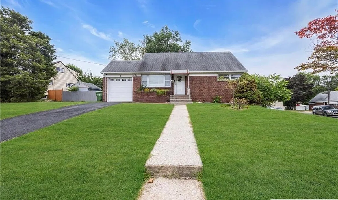 4 bed, $3,300 — Photo 1