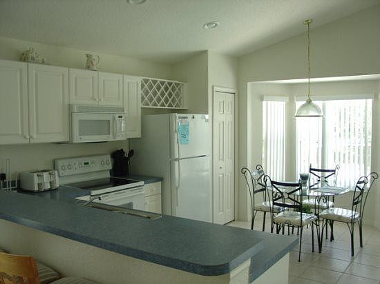 TM4P224TC-kitchen-and-breakfast-nook