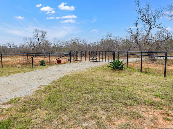 5734 FM 2200, Devine, TX 78016