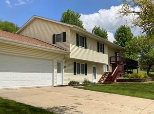190 Sandy Ln, Clermont, IA 52135