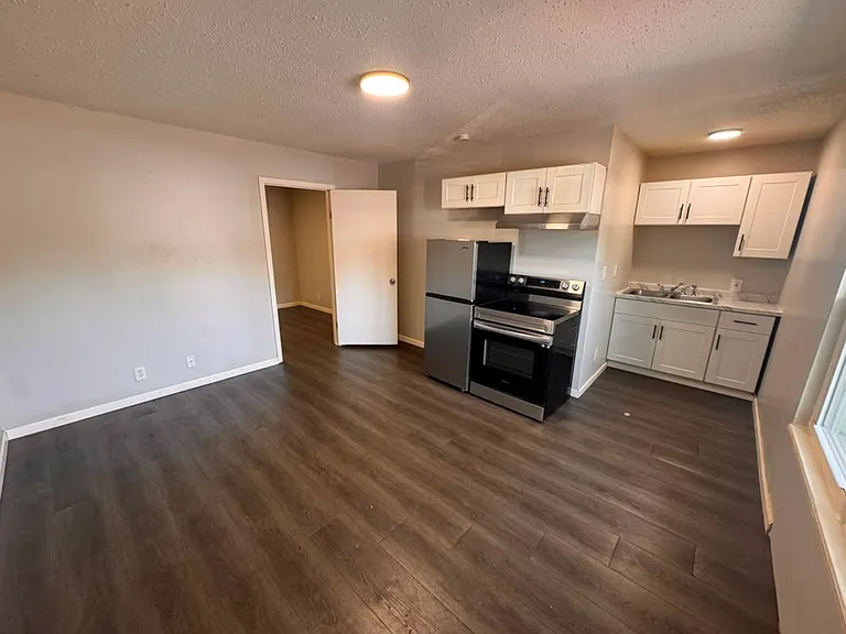 665 N College St #D6 — Photo 1