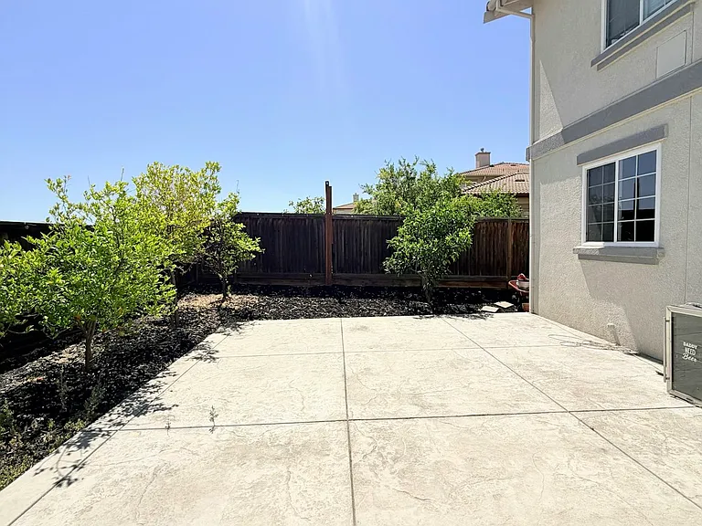 850 Monterey Ct — Photo 32