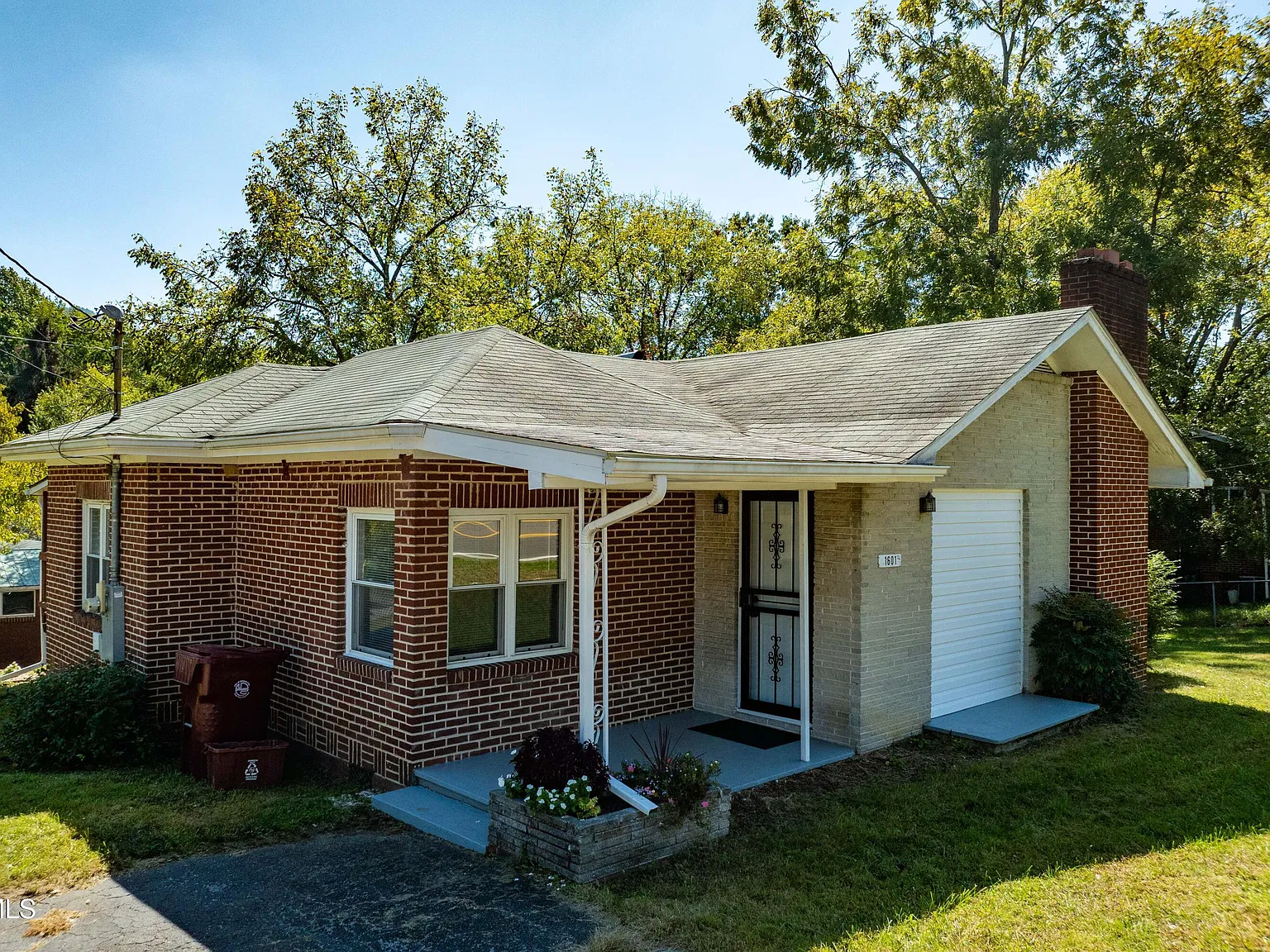 3 bed, 1.5 bath, 1704 sqft, $1,800 — Photo 4