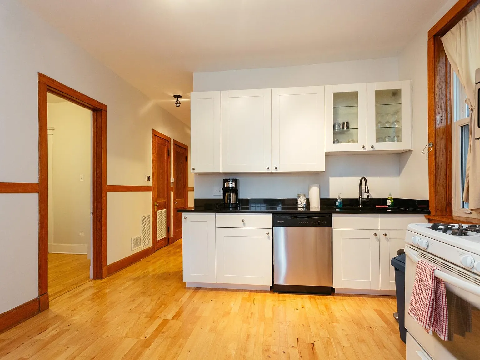 1318 W Cornelia Ave — Photo 4