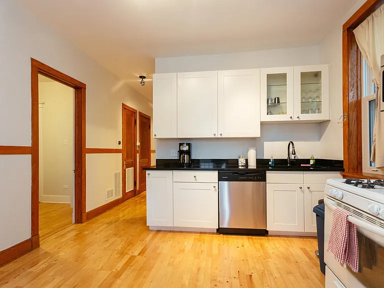 1318 W Cornelia Ave #2 — Photo 4