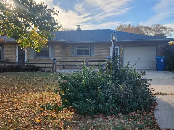 2002 Walnut St, Peru, IL 61354