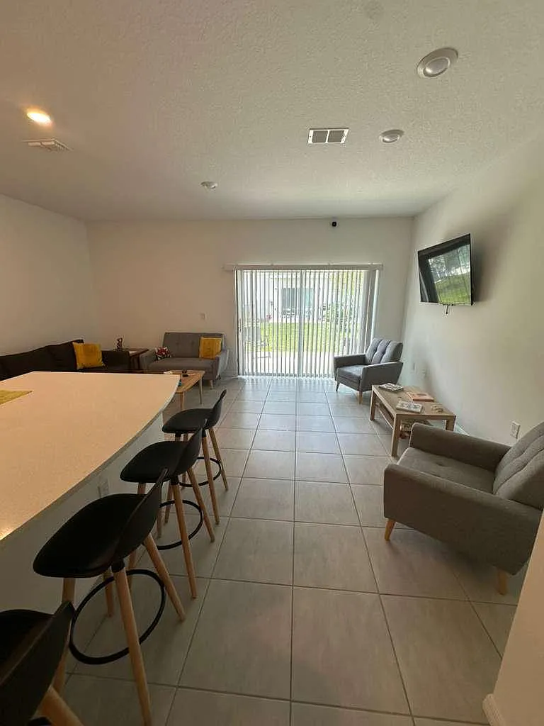 3 bed, 2.5 bath, 1407 sqft, $2,000 — Photo 2
