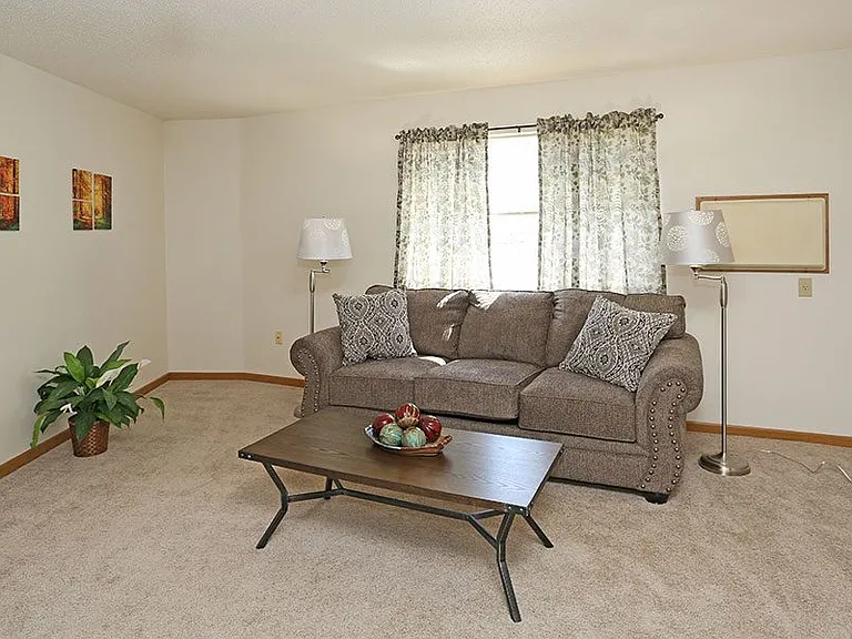 BAY MANOR APARTMENTS — Photo 19
