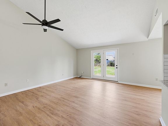 3rd image of 1633 Summerhill Dr