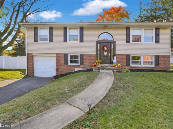 132 Oak Ln, Reading, PA 19606