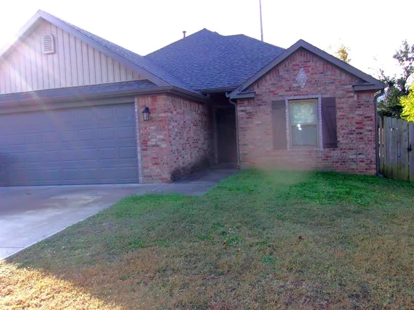 421 Lucian Ln, Springdale, AR 72764