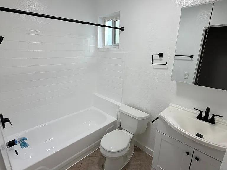 1737 Chase St — Photo 10