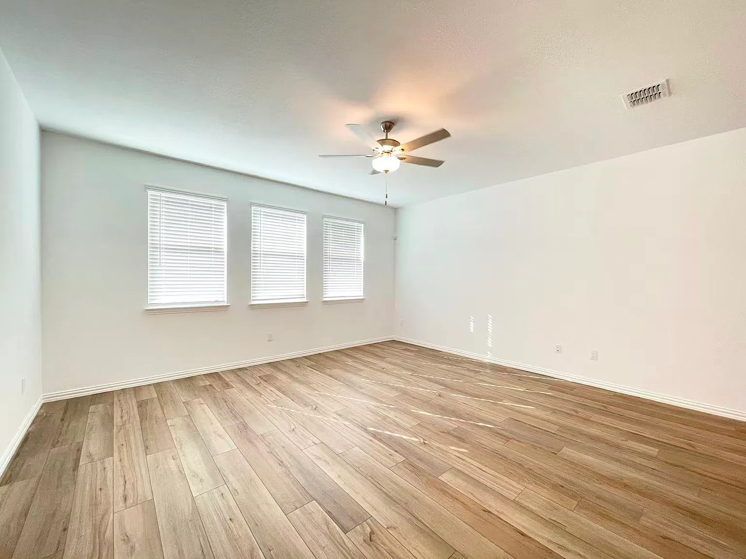4 bed, 1996 sqft, $2,350 — Photo 3