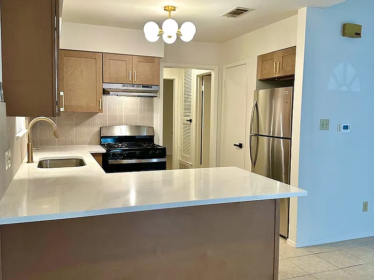 1302 Thornridge Rd — Photo 3