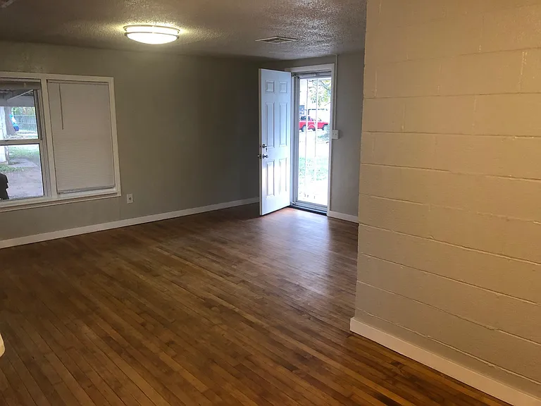 600 N Broadway — Photo 14