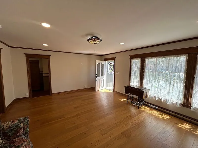 2 bed, 1.0 bath, $3,850 — Photo 3