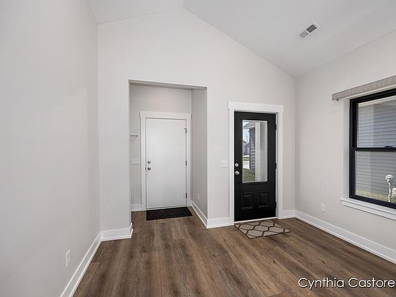 3rd image of 874 Winchester St