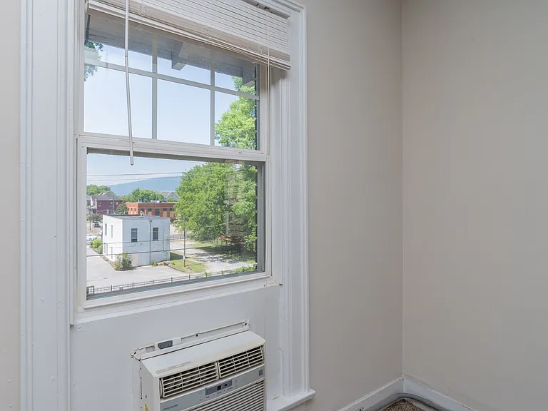820 Oak St #4 — Photo 5