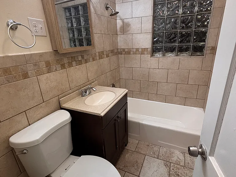 1601 E North St #B — Photo 5