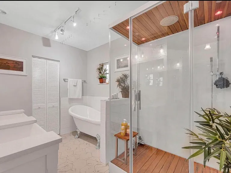 517 SW 10th St — Photo 10