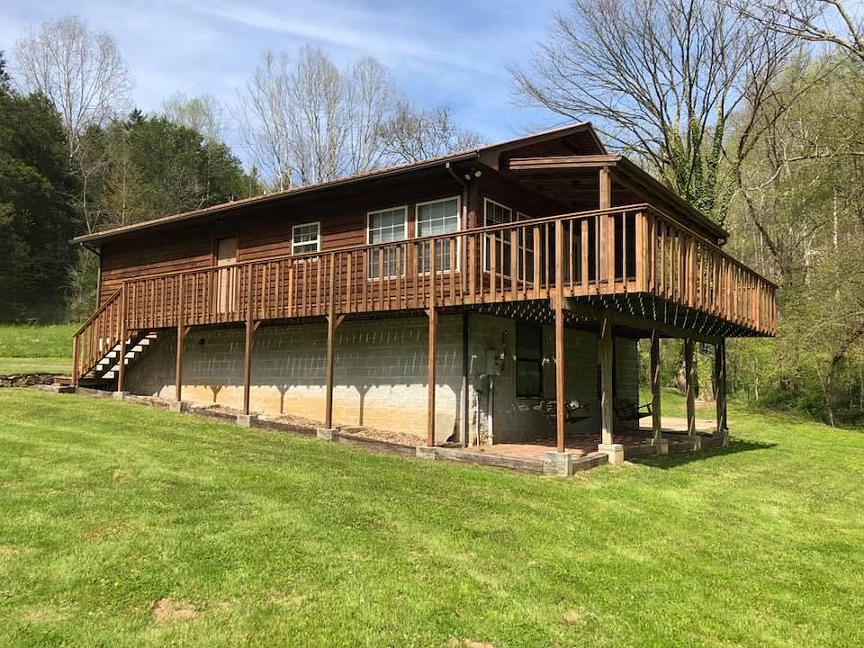 1st image of 224 S Smith Hollow Ln