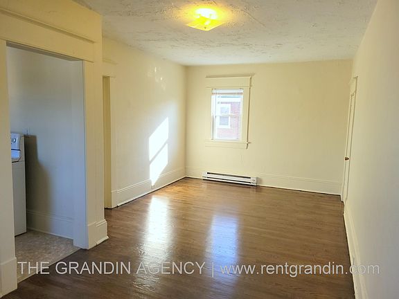 3rd image of 1624 Chapman Ave SW #10699389