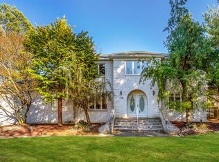 10 Country Oaks Dr, Manalapan, NJ 07726