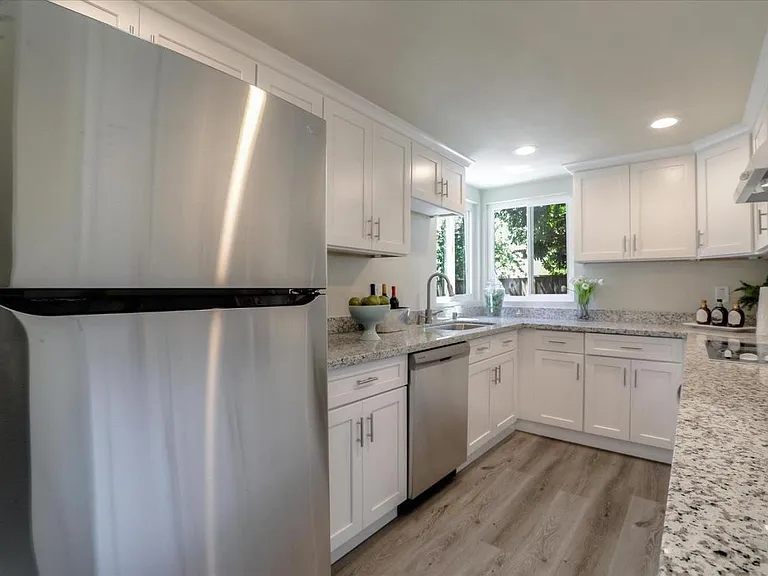 139 Brenton Ct — Photo 6