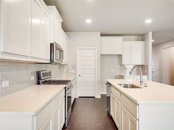 5th image of 7311 Leonardo Dr
